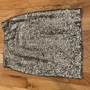 Brand new with tags Ann Taylor size 2 gold sequined skirt.